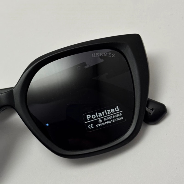 تصویر عینک آفتابی زنانه پلاریزه هرمس HERMES مشکی مات کد p5223 به همراه کارو پارچه ای و دستمال