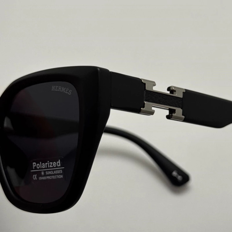 تصویر عینک آفتابی زنانه پلاریزه هرمس HERMES مشکی مات کد p5223 به همراه کارو پارچه ای و دستمال