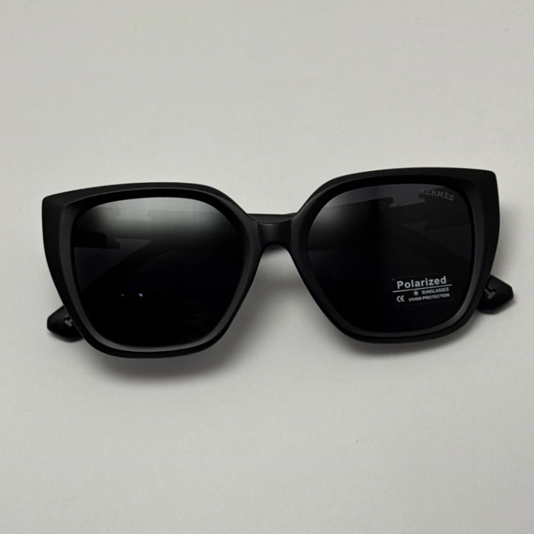 تصویر عینک آفتابی زنانه پلاریزه هرمس HERMES مشکی مات کد p5223 به همراه کارو پارچه ای و دستمال