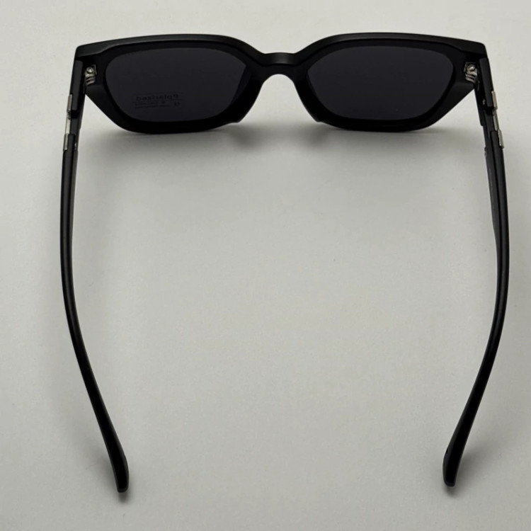 تصویر عینک آفتابی زنانه پلاریزه هرمس HERMES مشکی مات کد p5223 به همراه کارو پارچه ای و دستمال