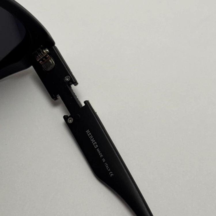 تصویر عینک آفتابی زنانه پلاریزه هرمس HERMES مشکی مات کد p5223 به همراه کارو پارچه ای و دستمال