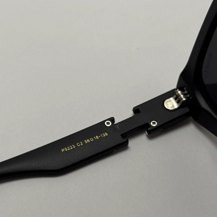 تصویر عینک آفتابی زنانه پلاریزه هرمس HERMES مشکی مات کد p5223 به همراه کارو پارچه ای و دستمال