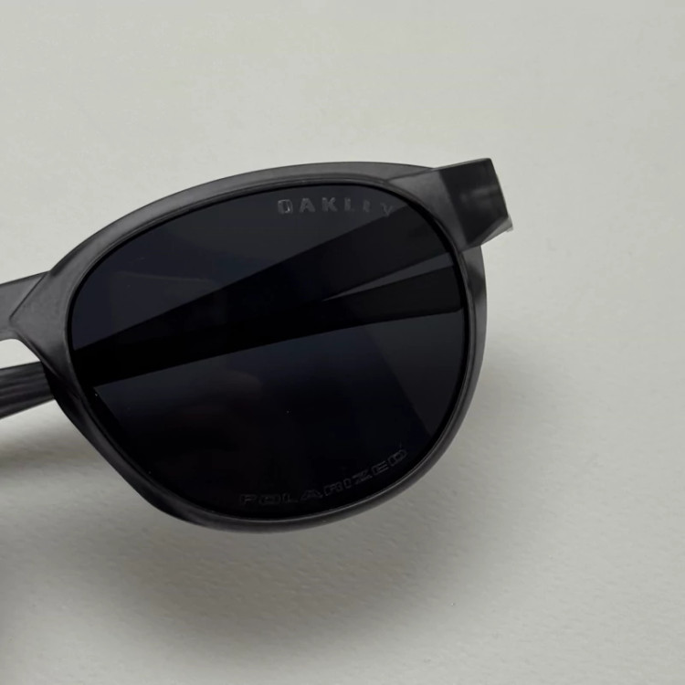 تصویر عینک آفتابی پلاریزه اوکلی Oakley طوسی عدسی مشکی گرد کد TO4910