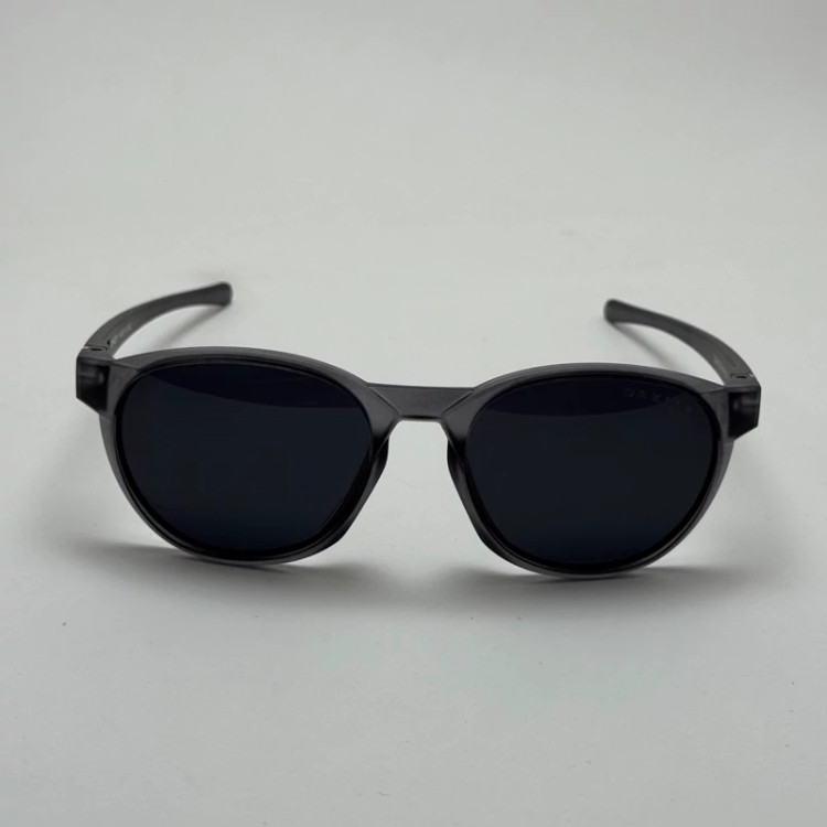 تصویر عینک آفتابی پلاریزه اوکلی Oakley طوسی عدسی مشکی گرد کد TO4910