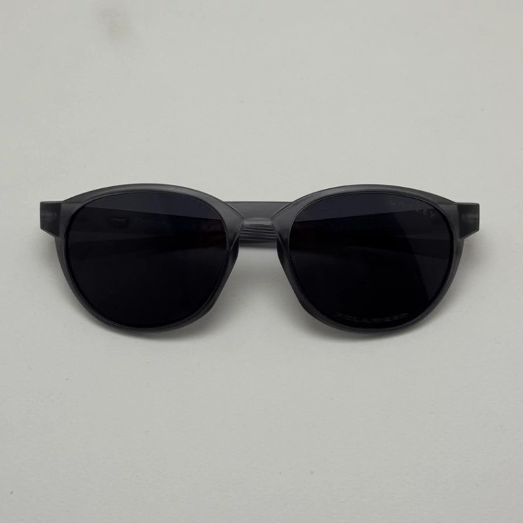 تصویر عینک آفتابی پلاریزه اوکلی Oakley طوسی عدسی مشکی گرد کد TO4910