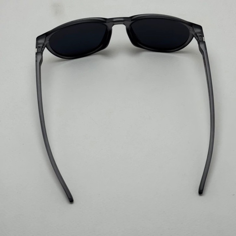 تصویر عینک آفتابی پلاریزه اوکلی Oakley طوسی عدسی مشکی گرد کد TO4910