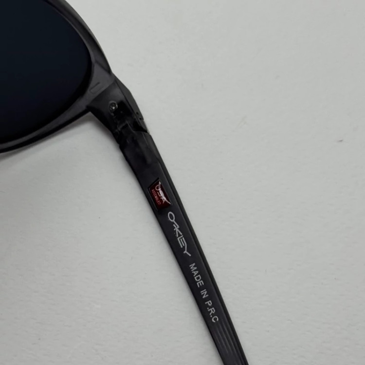 تصویر عینک آفتابی پلاریزه اوکلی Oakley طوسی عدسی مشکی گرد کد TO4910