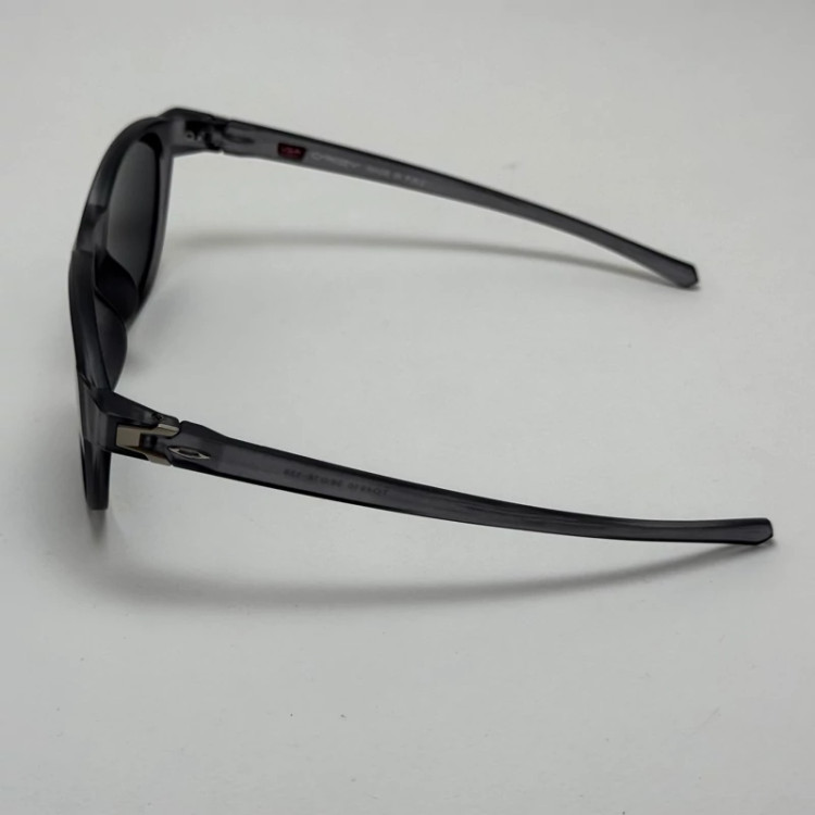 تصویر عینک آفتابی پلاریزه اوکلی Oakley طوسی عدسی مشکی گرد کد TO4910