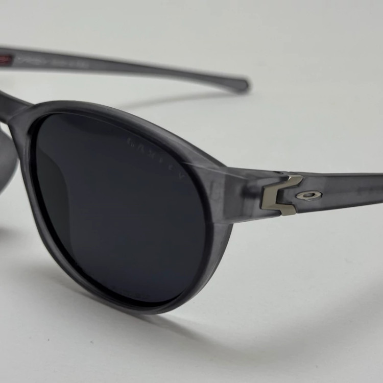 تصویر عینک آفتابی پلاریزه اوکلی Oakley طوسی عدسی مشکی گرد کد TO4910