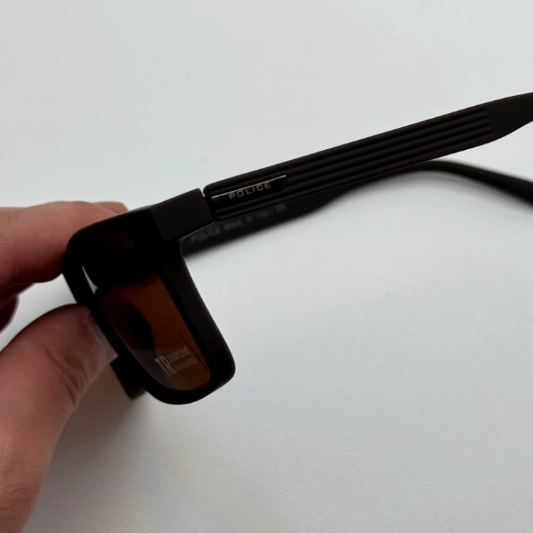 تصویر عینک آفتابی پلیس POLICE قهوه ای پلاریزه و یووی 400 به همراه کاور پارچه ای و دستمال نانو کد 1940