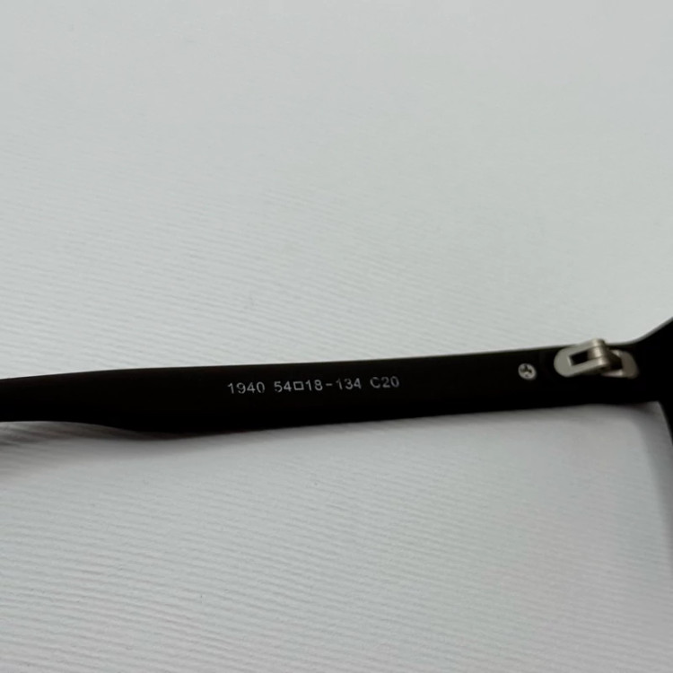 تصویر عینک آفتابی پلیس POLICE قهوه ای پلاریزه و یووی 400 به همراه کاور پارچه ای و دستمال نانو کد 1940