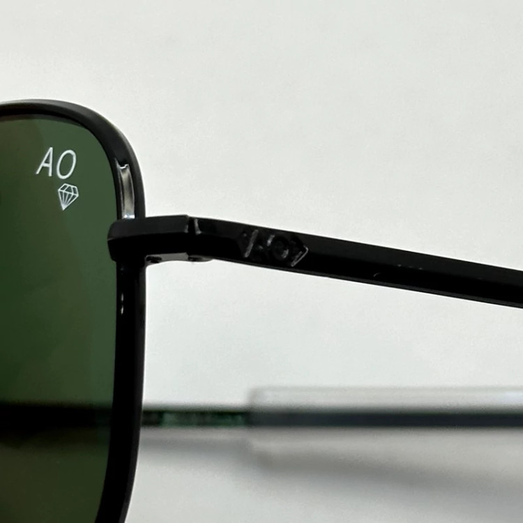 تصویر عینک آفتابی شیشه سنگ آمریکن اوپتیکال فریم مشکی عدسی سبز سایز 54 با پک کامل و آچار مخصوص عینک