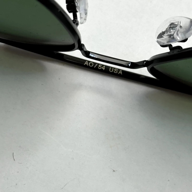 تصویر عینک آفتابی شیشه سنگ آمریکن اوپتیکال فریم مشکی عدسی سبز سایز 54 با پک کامل و آچار مخصوص عینک