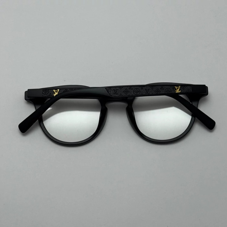 تصویر فریم عینک بلوکات طبی لویی ویتون مشکی tr90 نرم و سبک به همراه کاور پارچه ای و دستمال - عینک کار با کامپیوتر و موبایل