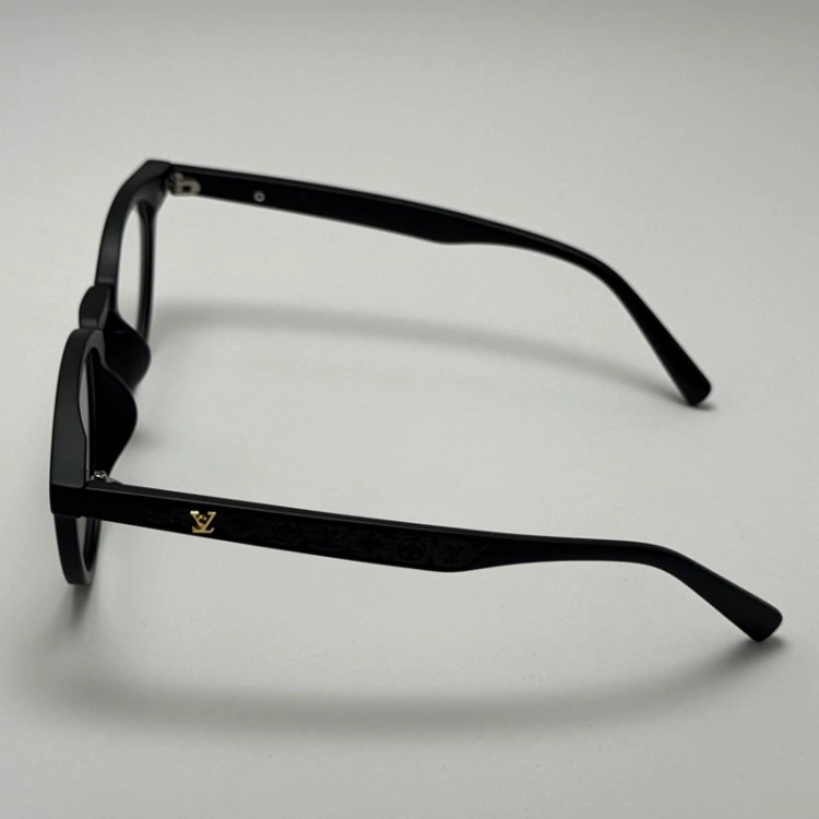 تصویر فریم عینک بلوکات طبی لویی ویتون مشکی tr90 نرم و سبک به همراه کاور پارچه ای و دستمال - عینک کار با کامپیوتر و موبایل