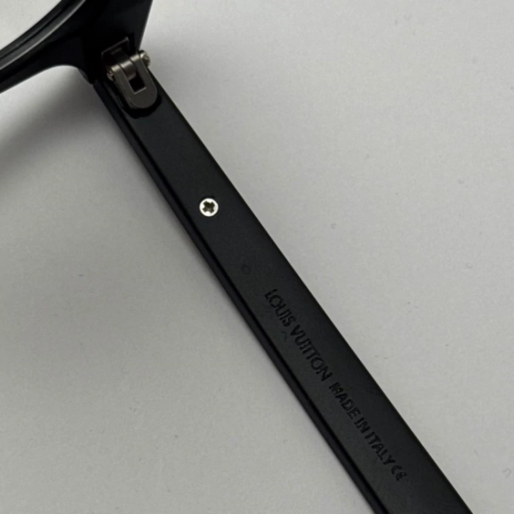 تصویر فریم عینک بلوکات طبی لویی ویتون مشکی tr90 نرم و سبک به همراه کاور پارچه ای و دستمال - عینک کار با کامپیوتر و موبایل