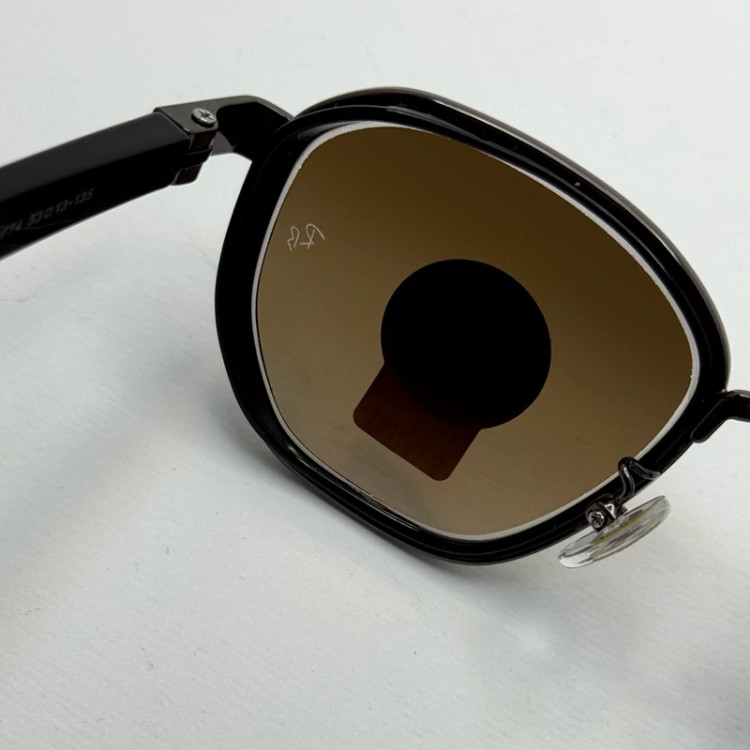 تصویر عینک ریبن شیشه سنگ قهوه ای هایلایت فریم نوک مدادی آنتی رفلکس به همراه پک کامل ریبن کد RB 3674