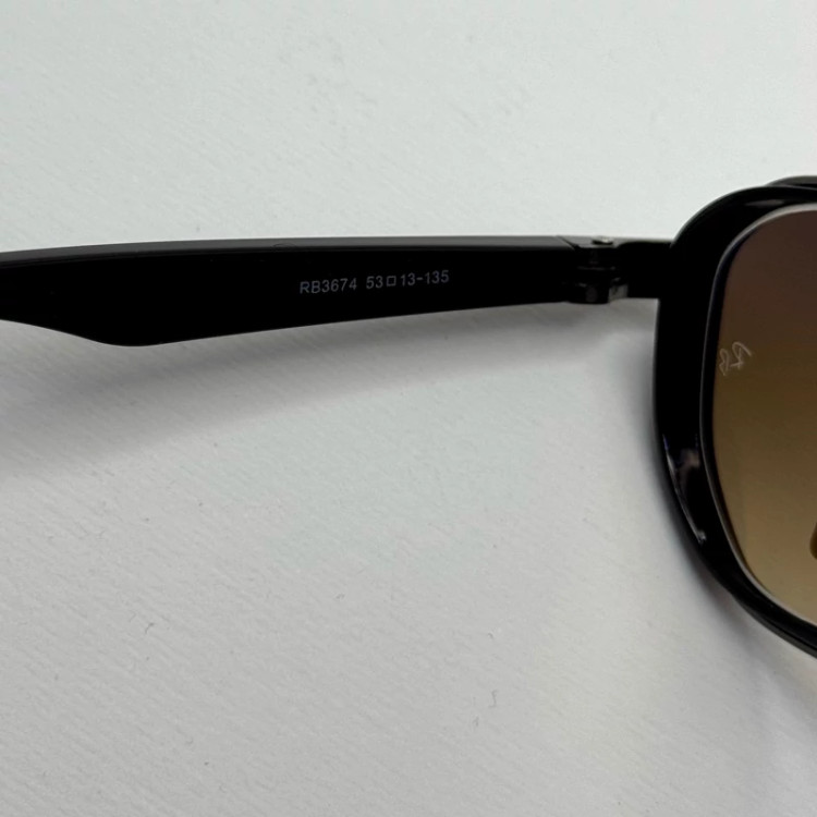 تصویر عینک ریبن شیشه سنگ قهوه ای هایلایت فریم نوک مدادی آنتی رفلکس به همراه پک کامل ریبن کد RB 3674