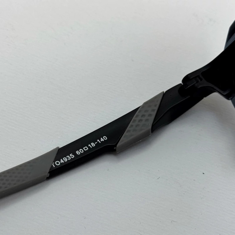 تصویر عینک آفتابی اوکلی مشکی کد OAKLEY TO4935