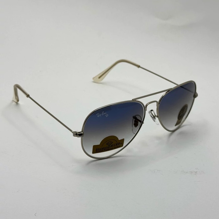 تصویر عینک ریبن خلبانی شیشه سنگ آبی هایلایت فریم نقره ای به همراه پک کامل ریبن Rayban RB 3025