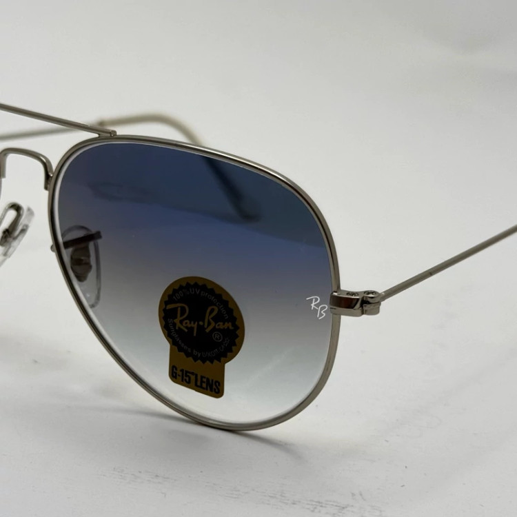 تصویر عینک ریبن خلبانی شیشه سنگ آبی هایلایت فریم نقره ای به همراه پک کامل ریبن Rayban RB 3025