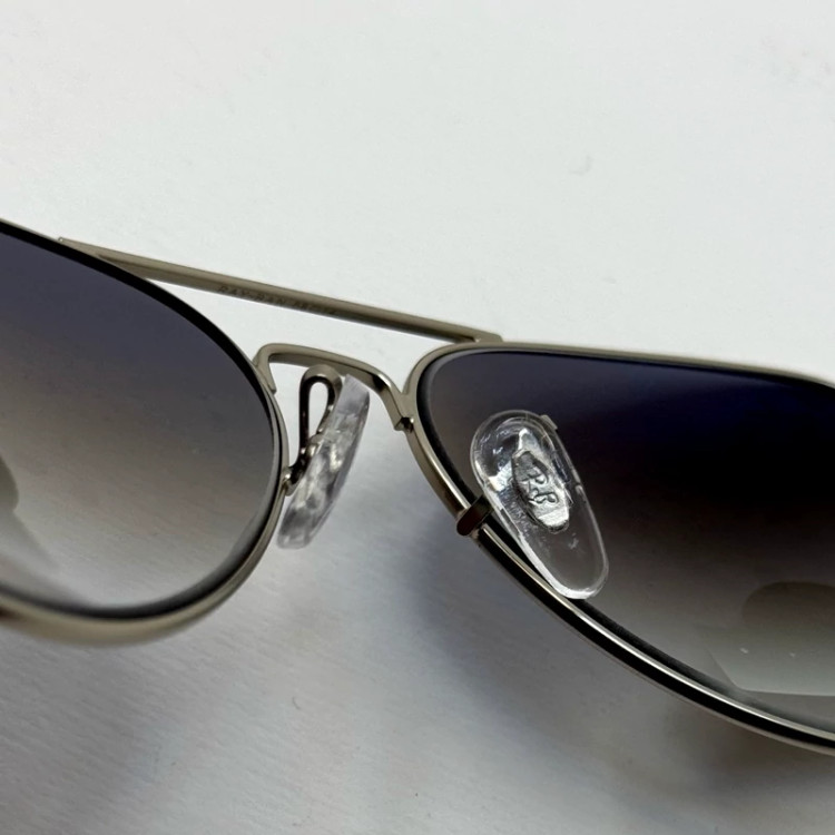 تصویر عینک ریبن خلبانی شیشه سنگ آبی هایلایت فریم نقره ای به همراه پک کامل ریبن Rayban RB 3025