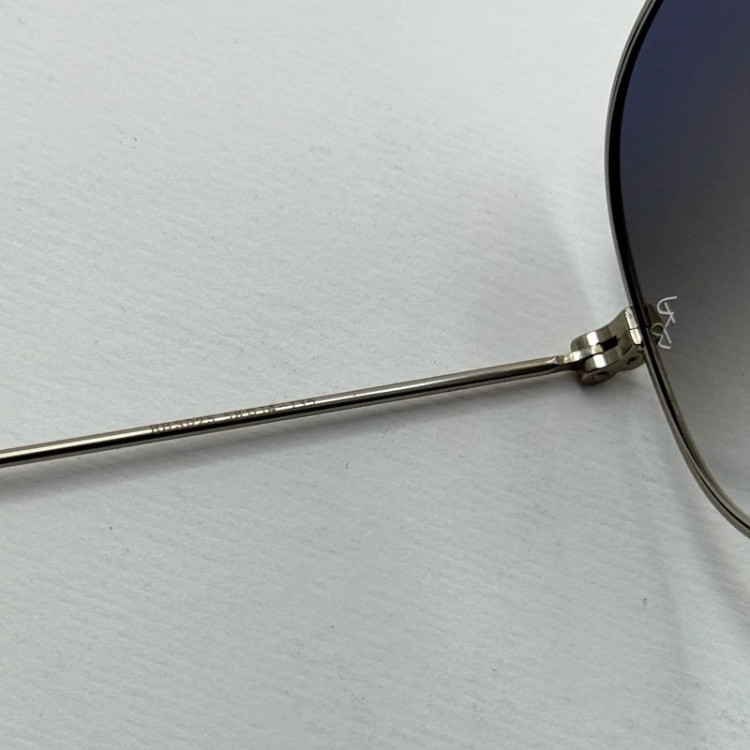 تصویر عینک ریبن خلبانی شیشه سنگ آبی هایلایت فریم نقره ای به همراه پک کامل ریبن Rayban RB 3025