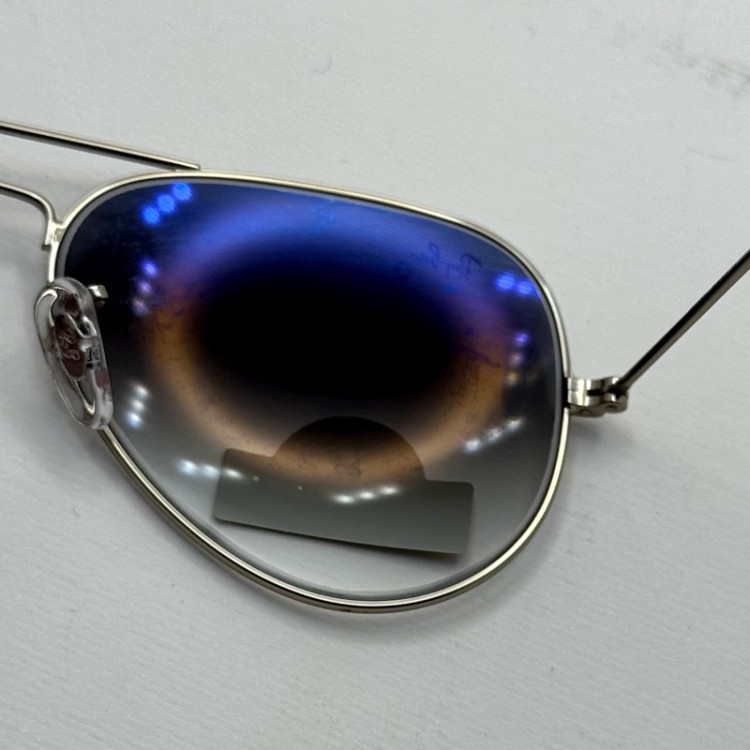 تصویر عینک ریبن خلبانی شیشه سنگ آبی هایلایت فریم نقره ای به همراه پک کامل ریبن Rayban RB 3025