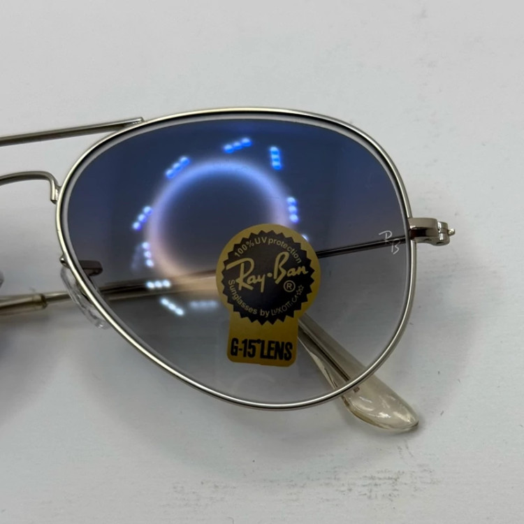 تصویر عینک ریبن خلبانی شیشه سنگ آبی هایلایت فریم نقره ای به همراه پک کامل ریبن Rayban RB 3025