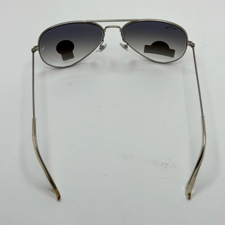 تصویر عینک ریبن خلبانی شیشه سنگ آبی هایلایت فریم نقره ای به همراه پک کامل ریبن Rayban RB 3025