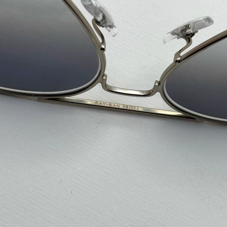 تصویر عینک ریبن خلبانی شیشه سنگ آبی هایلایت فریم نقره ای به همراه پک کامل ریبن Rayban RB 3025