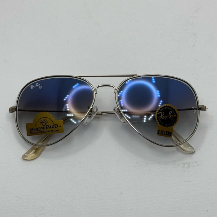 تصویر عینک ریبن خلبانی شیشه سنگ آبی هایلایت فریم نقره ای به همراه پک کامل ریبن Rayban RB 3025