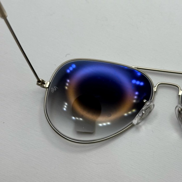 تصویر عینک ریبن خلبانی شیشه سنگ آبی هایلایت فریم نقره ای به همراه پک کامل ریبن Rayban RB 3025