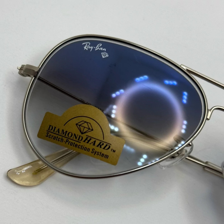 تصویر عینک ریبن خلبانی شیشه سنگ آبی هایلایت فریم نقره ای به همراه پک کامل ریبن Rayban RB 3025