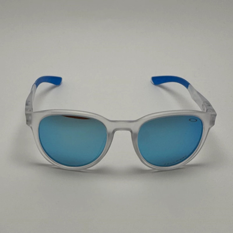 تصویر عینک آفتابی اسپرت اوکلی پلاریزه گرد کریستالی با عدسی آبی