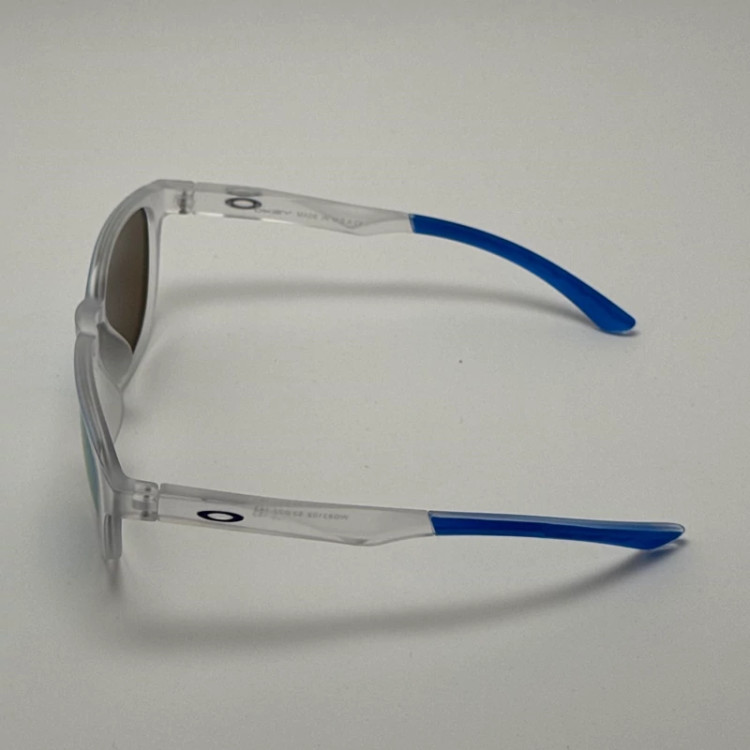 تصویر عینک آفتابی اسپرت اوکلی پلاریزه گرد کریستالی با عدسی آبی