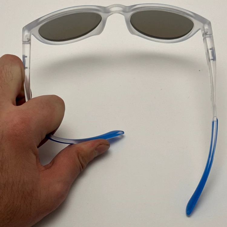 تصویر عینک آفتابی اسپرت اوکلی پلاریزه گرد کریستالی با عدسی آبی