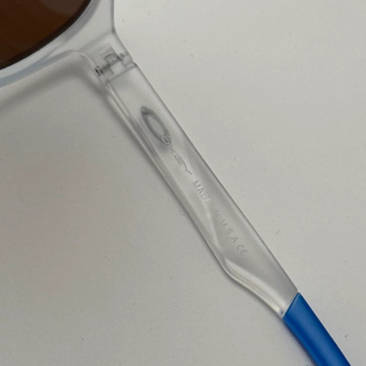 تصویر عینک آفتابی اسپرت اوکلی پلاریزه گرد کریستالی با عدسی آبی