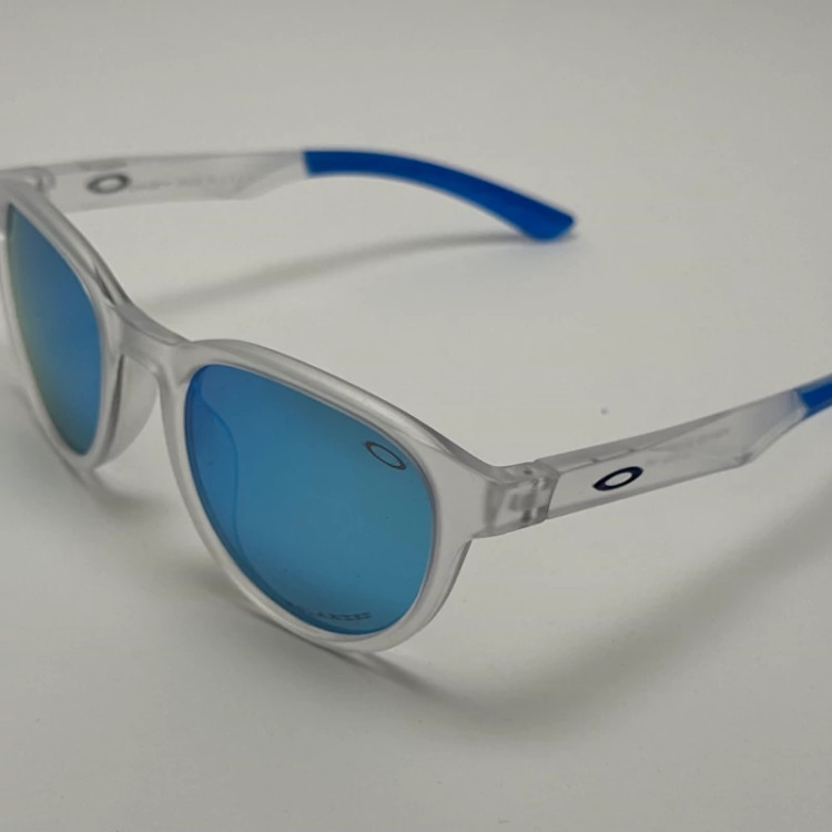 تصویر عینک آفتابی اسپرت اوکلی پلاریزه گرد کریستالی با عدسی آبی