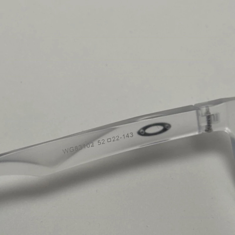 تصویر عینک آفتابی اسپرت اوکلی پلاریزه گرد کریستالی با عدسی آبی