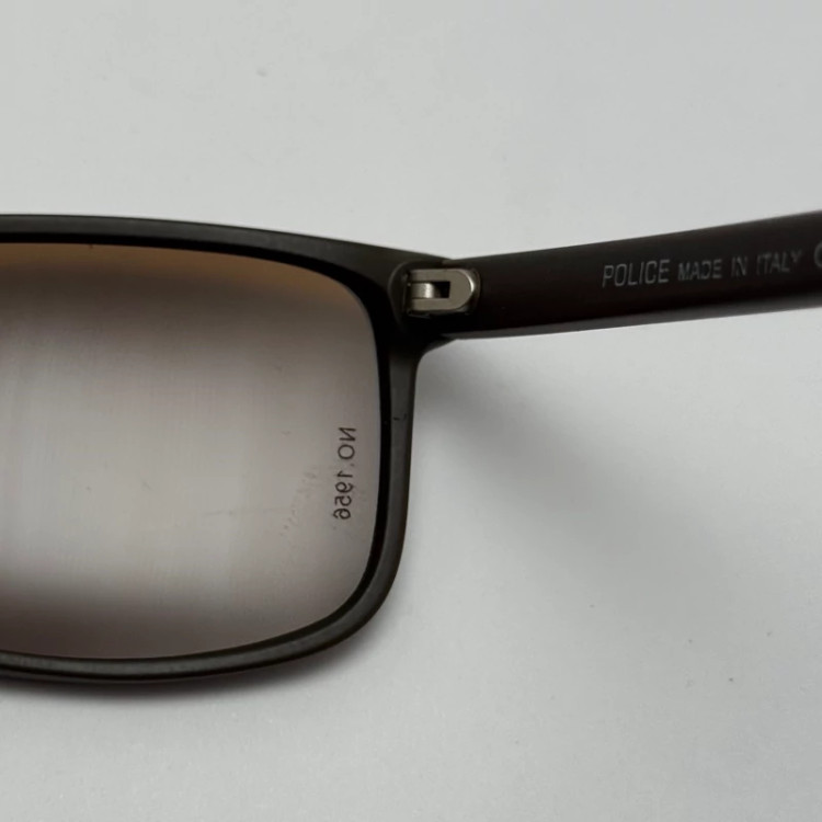 تصویر عینک آفتابی پلیس POLICE قهوه ای پلاریزه و یووی 400 به همراه کاور پارچه ای و دستمال نانو کد 1956