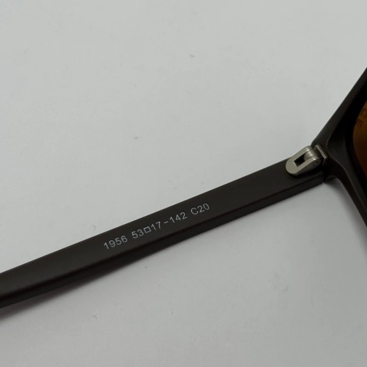 تصویر عینک آفتابی پلیس POLICE قهوه ای پلاریزه و یووی 400 به همراه کاور پارچه ای و دستمال نانو کد 1956