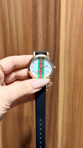 ساعت مچی زنانه شیک طرح Gucci با بند چرم مشکی و قاب رزگلد