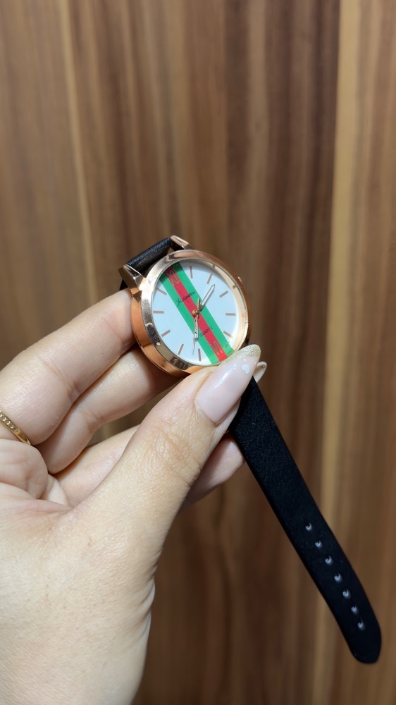 ساعت مچی زنانه شیک طرح Gucci با بند چرم مشکی و قاب رزگلد