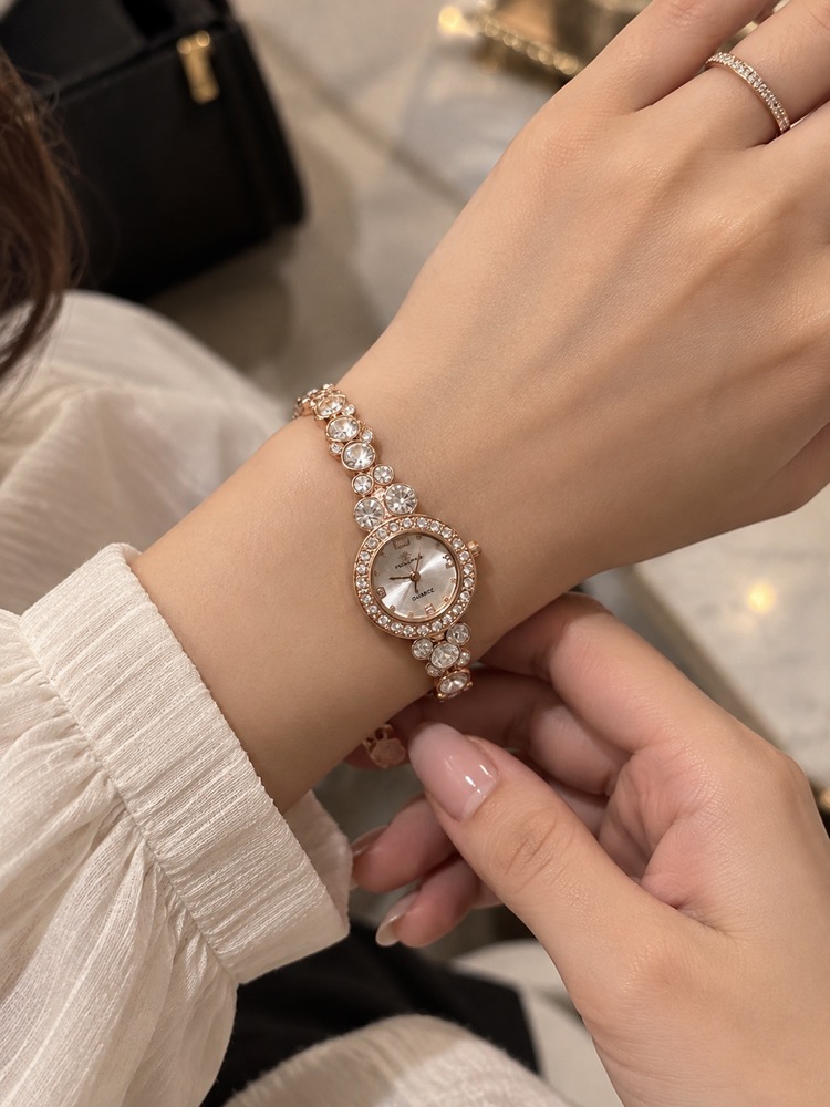 ⌚ ساعت زنانه نگیندار ROLYN